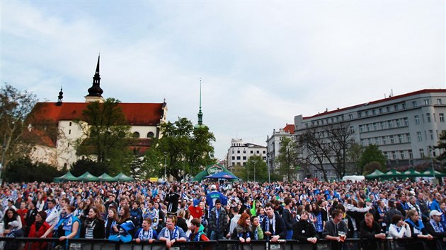 Druh finlov utkn hokejov extraligy mezi Kometou a Zlnem (18. dubna) sledovaly na Moravskm nmst stovky fanouk brnnskho klubu.