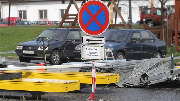 Na znace informujc o zboru parkovit se pitom objevilo k edn povolenmu datu zboru 15. dubna i datum o den dve dopsan lihovou fixou. Firma mla ohlen zbor 350 metr tverench.