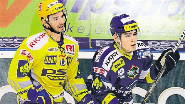 Zl�nsk� Petr �aj�nek (vlevo) v souboji se sv�m synovcem Janem K��ou, kter� hraje za Kometu.