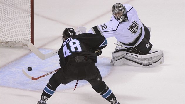 BUDE TO GL. Tom Hertl ze San Jose pekonv branke Los Angeles Jonathana Quicka. 