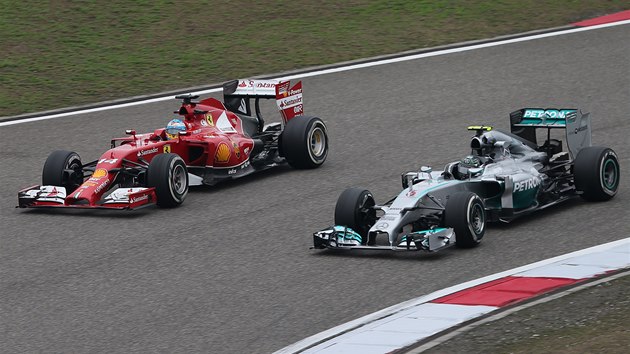 Fernando Alonso a Nico Rosberg pi trninku na Velkou cenu ny formule 1. 
