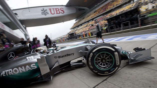 Lewis Hamilton pi tréninku na Velkou cenu íny formule 1. 