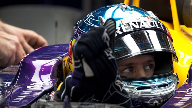 Sebastian Vettel pi trninku na Velkou cenu ny formule 1. 