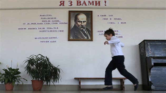 Škola v Simferopolu, kde učí Natalia Rudenková. Na portrétu na stěně je ukrajinský básník Taras Ševčenko.