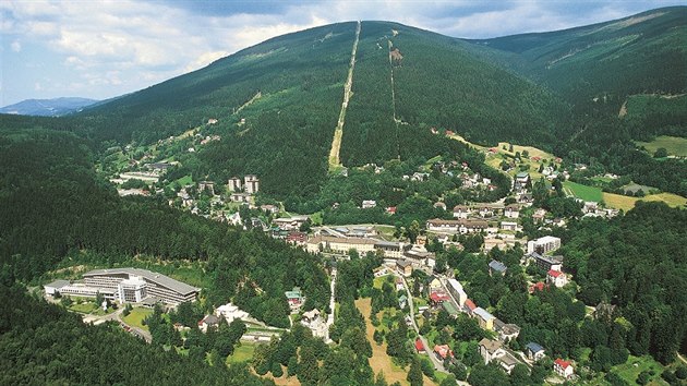 Pohled na Janské Lázně. Za obcí lanovka na Černou horu, vlevo dole komplex dětské léčebny Vesna