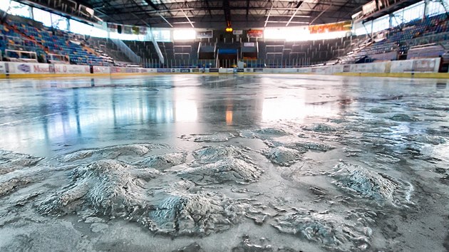 Na zimním stadionu v Hradci Králové taje led