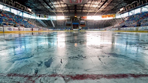 Na zimnm stadionu v Hradci Krlov taje led