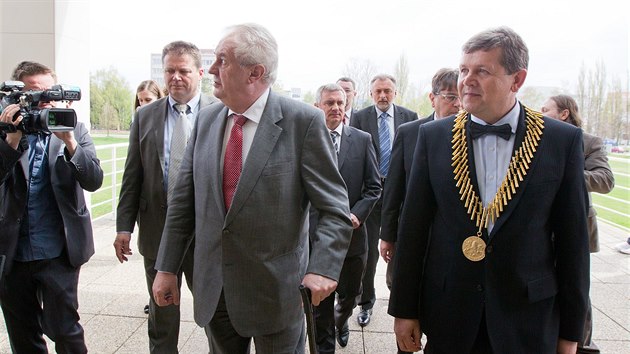 Prezident Milo Zeman na hradeck univerzit s rektorem Josefem Hynkem (15.4.2014).