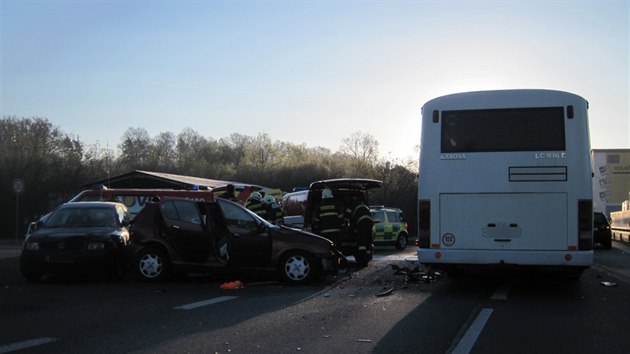 Vn nehoda osobnho vozu s autobusem v astolovicch na Rychnovsku, do kter se pimotaly dal dva vozy.