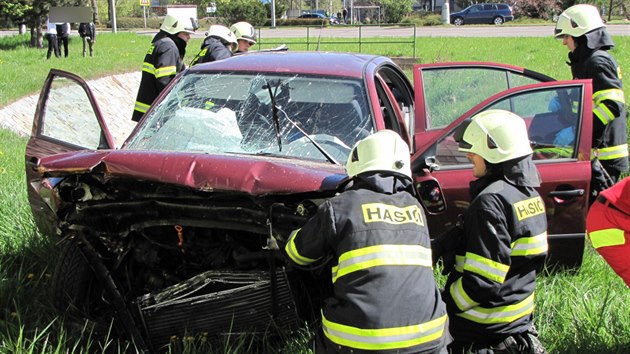 Vn nehoda v Hradci Krlov. Auto peltlo kanl a skonilo na druhm behu (17.4.2014).