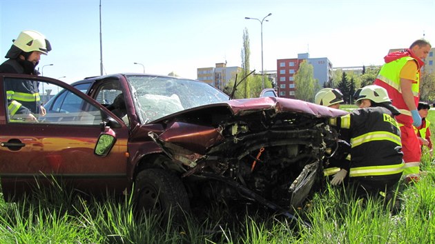 Vn nehoda v Hradci Krlov. Auto peltlo kanl a skonilo na druhm behu (17.4.2014).