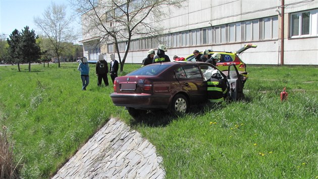 Vn nehoda v Hradci Krlov. Auto peltlo kanl a skonilo na druhm behu (17.4.2014).