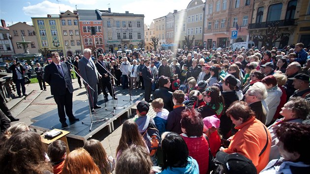 Prezident Milo Zeman pijel do Broumova. Prohldl si textilku Veba a klter, na nmst se setkal s mstnmi (17.4.2014).