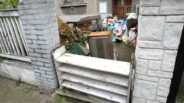 Dům v Habrmannově ulici v Plzni je zavalený odpadky.