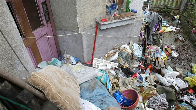 Dům v Habrmannově ulici v Plzni je zavalený odpadky.
