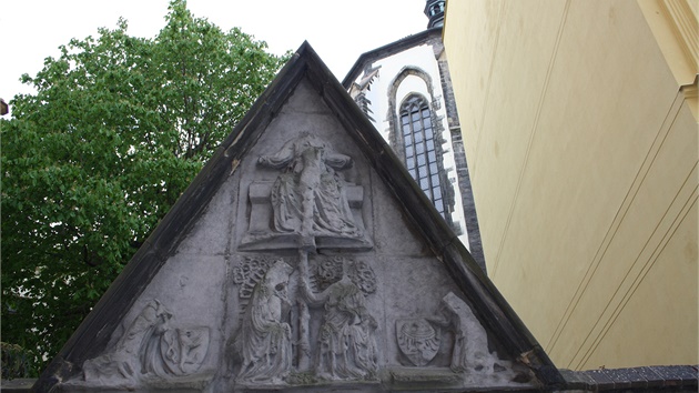 Gotický reliéf zpodobňuje Jana Lucemburského a Elišku Přemyslovnu.