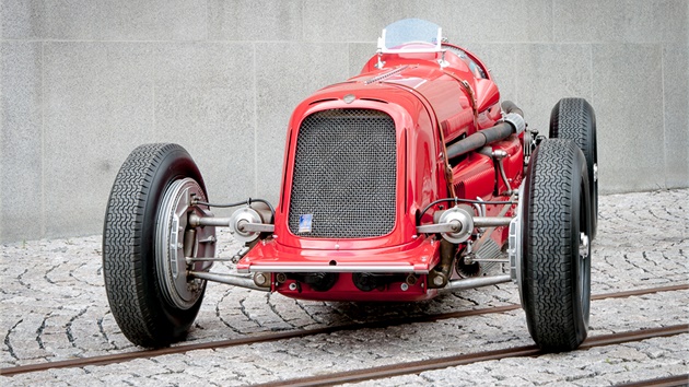Zvodn monopost Maserati 6C-34 byl postaven v letech 1934 a 1935 pouze v sedmi kusech. Ve Velk cen na Masarykov okruhu v Brn v z 1934 dojel na Maserati 6C-34 legendrn italsk zvodnk Tazio Nuvolari na tetm mst. S vozem stejnho typu ml v trningu na tento zvod smrtelnou nehodu domc jezdec Josef Brzdil.
Zvodn automobil s peplovanm kapalinou chlazenm tydobm estivlcovm motorem 2xOHC umstnm podl za pedn npravou a s pohonem zadnch kol. Zdvihov objem 3729 cm3, vkon 191 kW (260 k), maximln rychlost 250 km/h. Vz je zapjen z Musea Panini v italsk Moden.