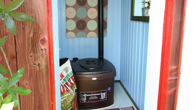 Velkokapacitn kompostovac toaleta Biolan, ideln pro venkovn toalety. Spodn polovina zsobnku je skryta pod podlahou.

