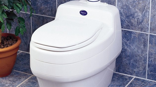 Moderní separační toalety nepotřebují ani vodu ani kanalizaci ani chemii. Přitom nezapáchají.