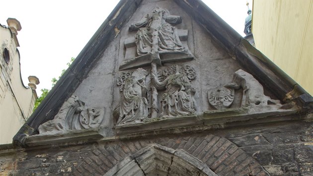 Kamenn relif byl pvodn umstn nad vstupem do kostela Panny Marie Snn zaloenho 3. 9. 1347 Karlem IV. den  po  jeho  korunovaci  eskm  krlem. Pak byl pemstn nad gotickou brnu.