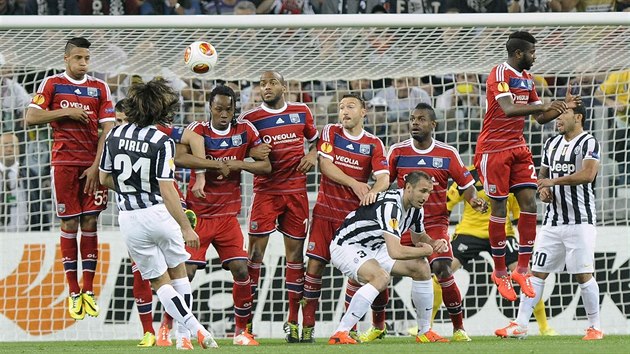 Andrea Pirlo (druhý zleva) z Juventusu Turín stílí  z pímého kopu gól v duelu...