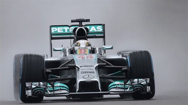 Lewis Hamilton ze stje Mercedes v kvalifikaci na Velkou cenu ny formule 1.