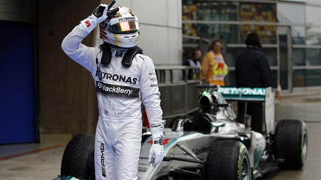 Lewis Hamilton po vtzn kvaifikaci na Velkou cenu ny formule 1.