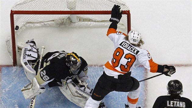 Jakub Voráek z Philadelphie práv pekonal pittsburského gólmana Marka-Andreho...