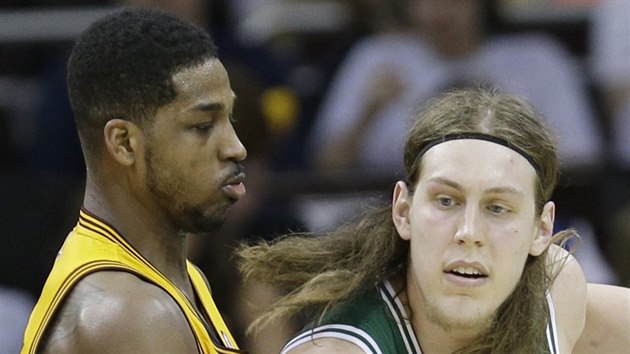 KANADSK SOUBOJ. Kelly Olynyk (vpravo) z Bostonu  unik kolem Tristana Thompsona z Clevelandu.