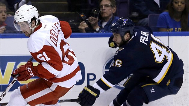 Xavier Ouellet (vlevo) z Detroitu se pokou uniknout Romanu Polkovi ze St. Louis.