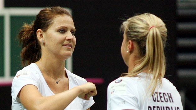 Lucie afáová (vlevo) a Andrea Hlaváková se chystají na semifinále Fed Cupu.