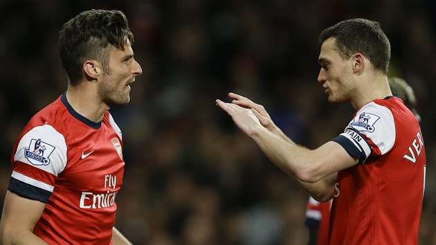 Olivier Giroud (vlevo) a Thomas Vermaelen slaví gól Arsenalu.