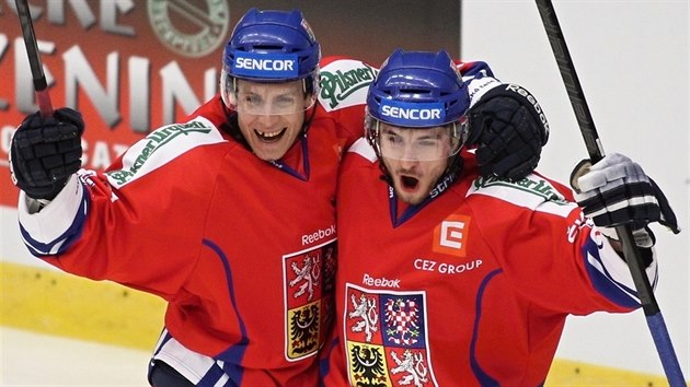 et hokejist se raduj z glu Ondeje Vitska (vlevo) proti Norsku.