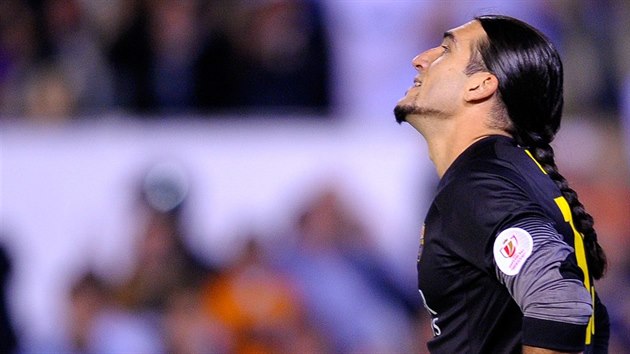 Jose Manuel Pinto, brankář Barcelony, lituje inkasovaného gólu proti Realu Madrid.