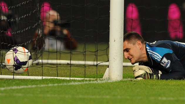 Vito Mannone, glman Sunderlandu, prv inkasuje v duelu s Manchesterem City.