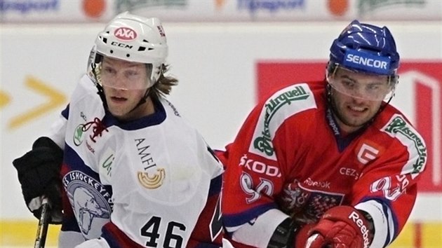 Český hokejista Robert Kousal (vpravo) se pokouší zastavit Mathise Olimba z