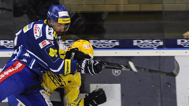 Jakub Svoboda (vlevo) z Komety p�i�pendlil na hrazen� Filipa �echa ze Zl�na.