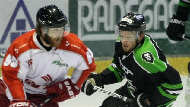 Olomouck hokejista Matj Pekr (vlevo) v duelu s Mladou Boleslav.