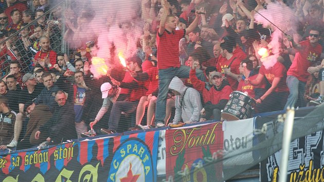 VE VARU. Momentka z kotle sparanskch fanouk bhem derby