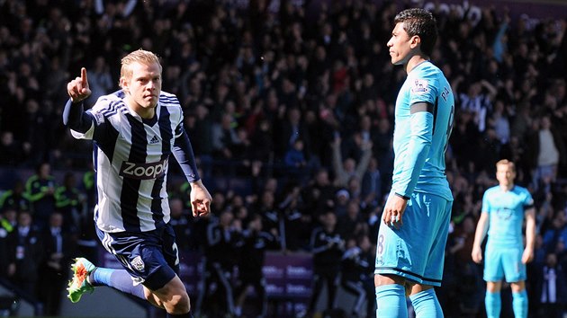 BLESKOV GL. tonk West Bromwiche Matj Vydra se raduje z bleskov trefy proti Tottenhamu.