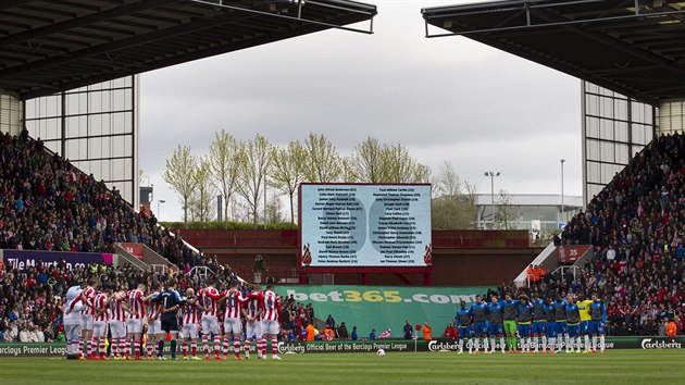 MINUTA TICHA. Hri Stoke City a Newcastlu si ped vzjemnm duelem pipomnli minutou ticha tragdii z roku 1989, kdy v tlaenici na sheffieldskm stadionu Hillsborough zahynulo 96 fanouk Liverpoolu.