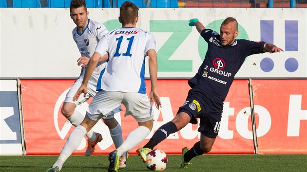 Jakub Petr ze Slovcka si hld baln, cestu mu ale k (zleva) Davor Kukec a Jn Gregu z Banku Ostrava.