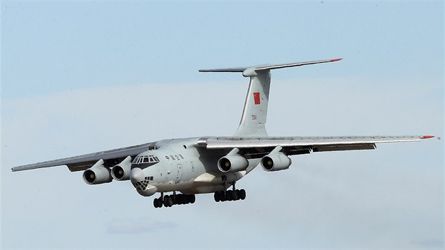nsk letoun Iljuin IL-76 pistv na letiti v Perthu po nvratu z oblasti, kde se nyn ptr po zmizelm letu MH370 (10. dubna 2014).