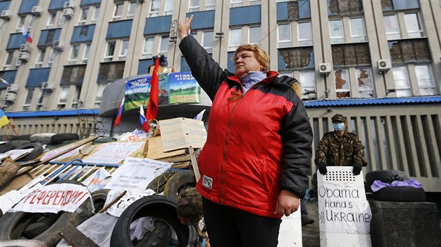 Prorut demonstranti na barikd ped obsazenm sdlem tajn sluby SBU v Luhansku (Ukrajina, 14. dubna 2014).
