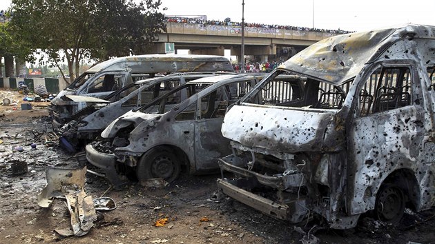 Vbuch na autobusovm ndra na pedmst Ajuby, pi nm zahynuly destky lid, zniil tak adu aut (Nigrie, 14. dubna 2014).