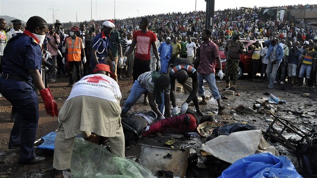 Zchrani odvej rann z pedmst msta Abuja, kde pi vbuchu bomby zemely destky lid (14. dubna 2014).