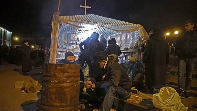 Mu se zahv u ohn pobl barikd ped budovou tajn sluby v Luhansku. (13. dubna 2014)