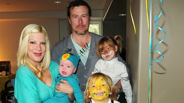 Tori Spellingová, její manel Dean McDermott a dti Liam, Stella a Hattie (17....