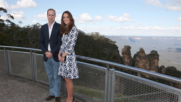 Princ William a jeho manelka Kate pzuj na nvtv Modrch hor,  vpravo v pozad je skaln tvar Ti sestry (17. dubna 2014).