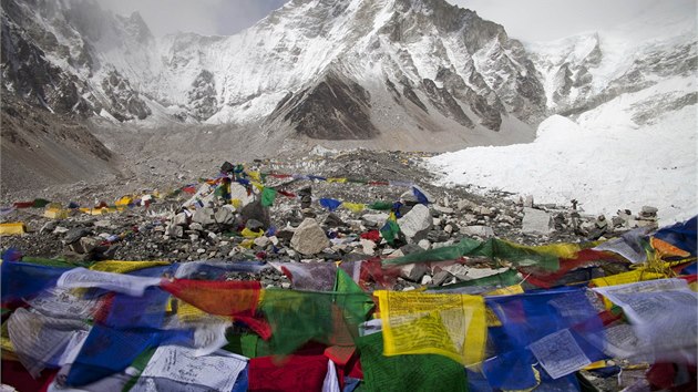 Zkladn tbor, v nm se horolezci a jejich prvodci a nosii pipravuj k vstupu na Mount Everest (18. dubna 2014)
